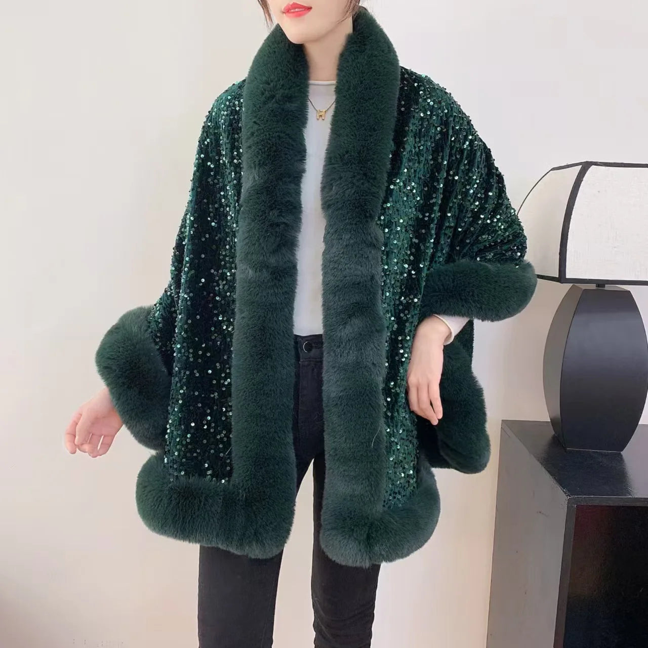 Women's Short Winter Jacket with Fur Collar and Sequin Shawl 2025